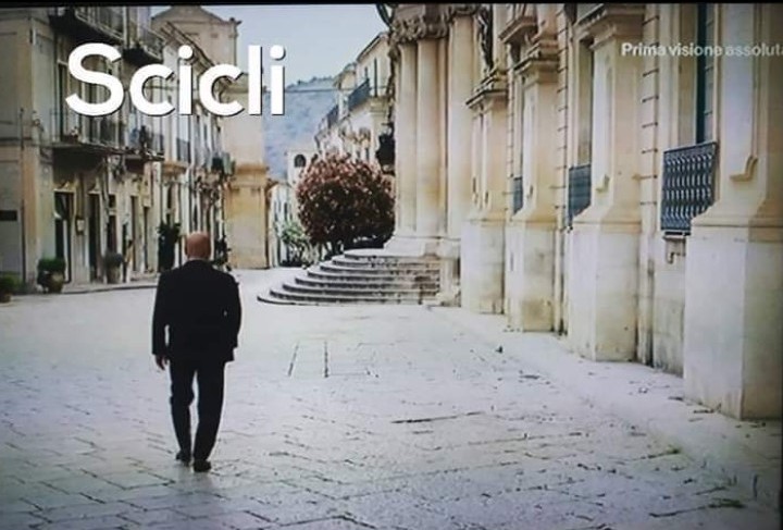 Scicli, alias la "Vigata" del commissario Montalbano, è un piccolo gioiello del Barocco siciliano, incastonata nel cuore della Val di Noto, che a questo stile architettonico deve il riconoscimento di Patrimonio dell'Umanità UNESCO.