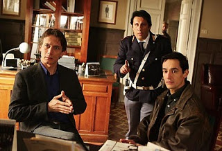 Scicli, ovvero "Vigata": gioiello Barocco del commissario Montalbano Vi state chiedendo se "Vigata", il gioiello Barocco che fa da sfondo agli episodi de Il commissario Montalbano, esiste davvero? La risposta è sì! Corrisponde al centro storico di Scicli, una delle perle del Barocco siciliano da concedersi senza dubbio durante una vacanza in Val di Noto all'insegna dell'arte, della bellezza e del buon cibo.  All'interno del set a cielo aperto della nostra Scicli-Vigata possiamo riconoscere facilmente la piazza principale che ospita il commissariato di Montalbano, la sua casa (oggi ambito Bed and Breakfast) col mare cristallino in cui nuota Luca Zingaretti e, addirittura, la Mànnara.   