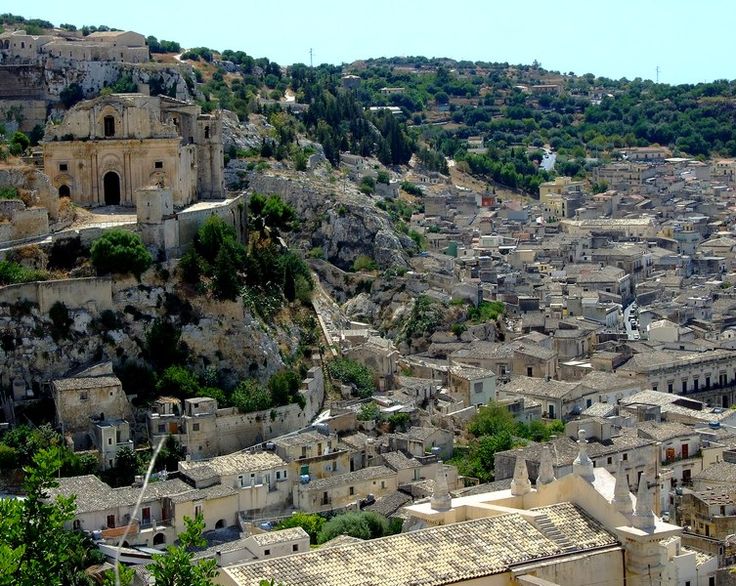 A circa 25 chilometri da Ragusa, sorge Scicli, un elegante cittadina situata in un'unica ampia pianura tra colline rocciose, alla confluenza di tre valli strette ed incassate che danno luogo a veri e propri canyon calcarei detti cave (S. Bartolomeo, S. Maria La Nova e la fiumara di Modica). Il suo territorio si estende per circa 20 chilometri sulla fascia costiera, dalla foce del fiume Irminio sino alla contrada di Pisciotto.