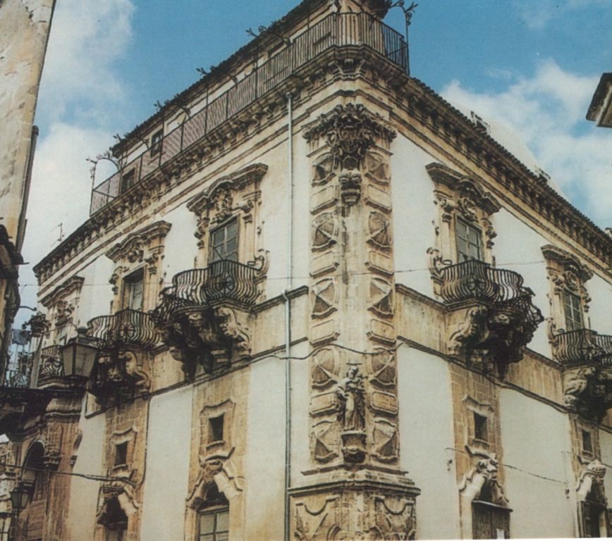 Scicli è racchiusa da una cornice di chiese e palazzi settecenteschi e ottocenteschi, in cui l'eleganza architettonica e la raffinatezza decorativa regalano all'osservatore armoniosi e seducenti scenari. Fanno parte del suo territorio le borgate di Donnalucata, Playa Grande, Cava d'Aliga (con Bruca), Arizza e Sampieri (con Pisciotto), tutte sul litorale a ridosso del Canale di Sicilia, di fronte all'isola di Malta. Alcune di queste borgate si affacciano sul mare.