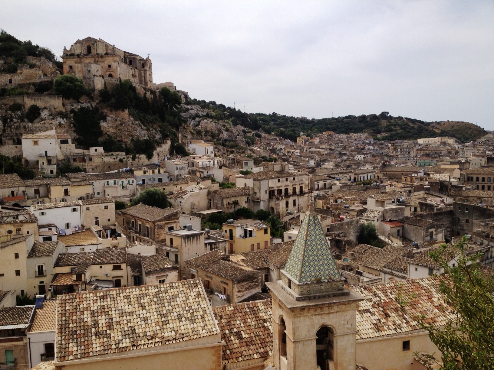 La città antica sorse sull'odierno colle di San Matteo, il cui territorio è pieno di reperti archeologici del periodo greco romano presso la foce dell'Irminio e accanto a questi resti emergono numerose tracce cartaginesi. Come tutte le città siciliane, anche Scicli, dopo la caduta dell'Impero Romano d'occidente, cadde sotto la dominazione bizantina e subì le incursioni dei Barbari. La città durante la dominazione araba fu chiamata Sikla e conobbe un periodo di grande sviluppo economico e benessere.