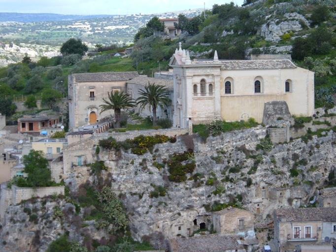 Dopo i Saraceni arrivarono i Normanni che introdussero nella zona il sistema feudale e Sclicli, insieme alle città limitrofe, furono considerate città demaniali. Durante la dominazione Sveva invece, la città conservò il privilegio di città demaniale ed ebbe da Federico II il motto araldico 'Urbs inclita e vittoriosa'.