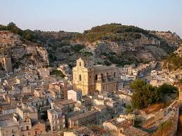 Successivamente cadde sotto la dominazione angioina. Il 5 aprile 1282, dopo lo scoppio dei famosi Vespri siciliani, anche Scicli cacciò il presidio francese e si pose sotto la protezione di Pietro d'Aragona. In seguito entrò a far parte della contea di Modica seguendone le sorti sotto i Chiaramonte ed i Cabrera.