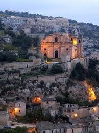 Un evento funesto e catastrofico, come già detto, fu il terremoto del 1693 che fece a Scicli circa 2000 morti e distrusse quasi completamente la cittá. Il periodo dell'annessione all'Italia fu importante per la città in quanto nel giugno del 1860 il popolo di Scicli proclamò l'annessione al Piemonte con Garibaldi dittatore supremo dell'isola.