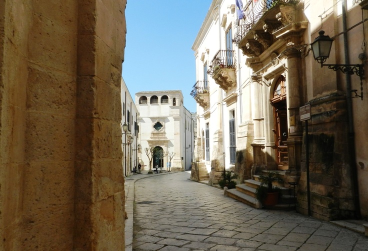 La città di Montalbano, vero e proprio gioiello del Barocco, si sposta dal piano dell'immaginario collettivo a quello del piano reale, prendendo forma tra vicoli, piazze, chiese e facciate che raccontano, nello spazio di una passeggiata, la storia architettonica e artistica più bella della Sicilia. 
