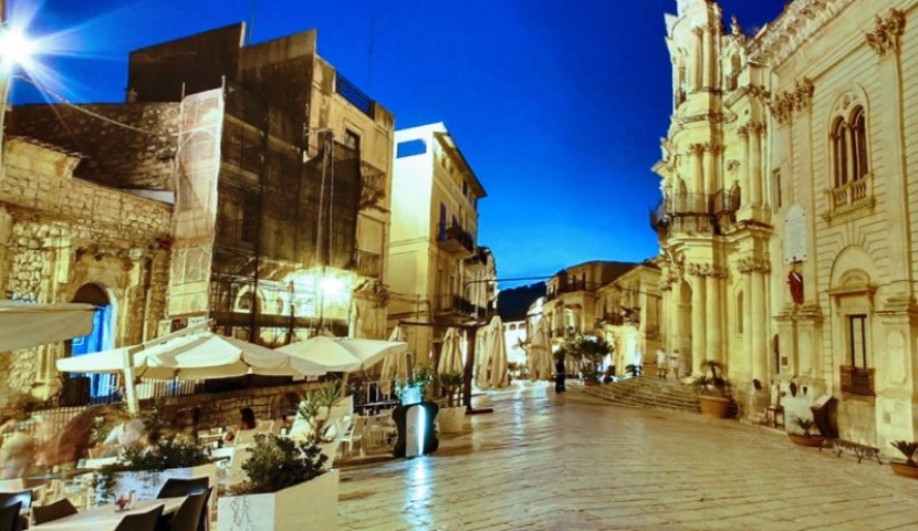 La Scicli del commissario Montalbano passa poi per una sosta davanti all'edificio comunale del paese, l'ufficio del questore nella serie tv. Costruito ai primi del Novecento sul sito dell'ex Monastero delle Benedettine e annesso alla chiesa di San Giovanni Evangelista, sfoggia uno stile eclettico neorinascimentale, nel quale sono nettamente riconoscibili elementi di ispirazione fiorentina che si rifanno a Leon Battista Alberti e Michelangelo. 